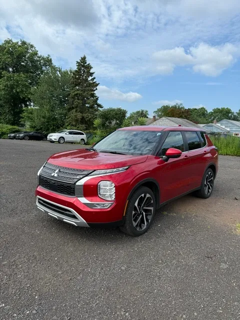 2024 Mitsubishi Outlander SE photo 3
