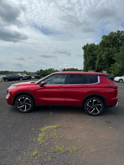2024 Mitsubishi Outlander SE photo 4