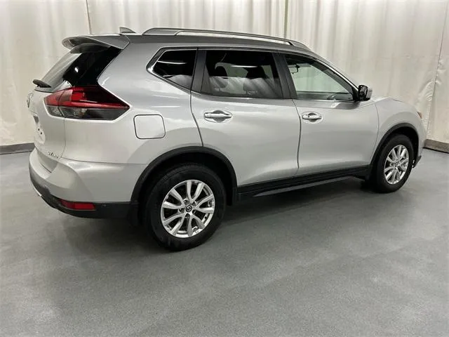 2018 Nissan Rogue view 4