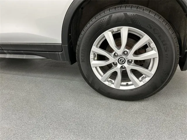 2018 Nissan Rogue view 5