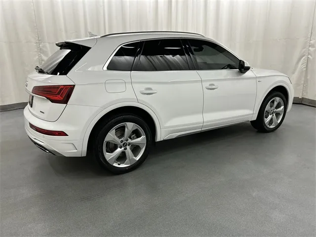 2022 Audi Q5 view 4