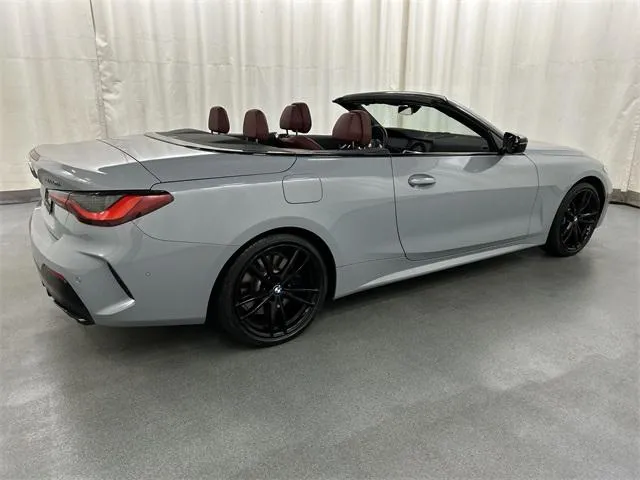 2022 BMW M440i view 4