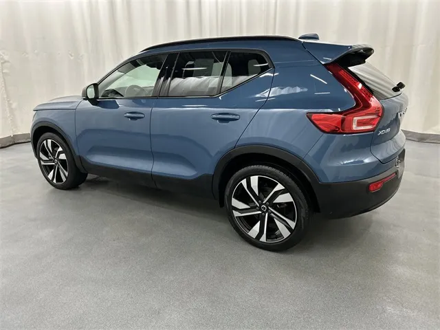 2023 Volvo XC40 view 3