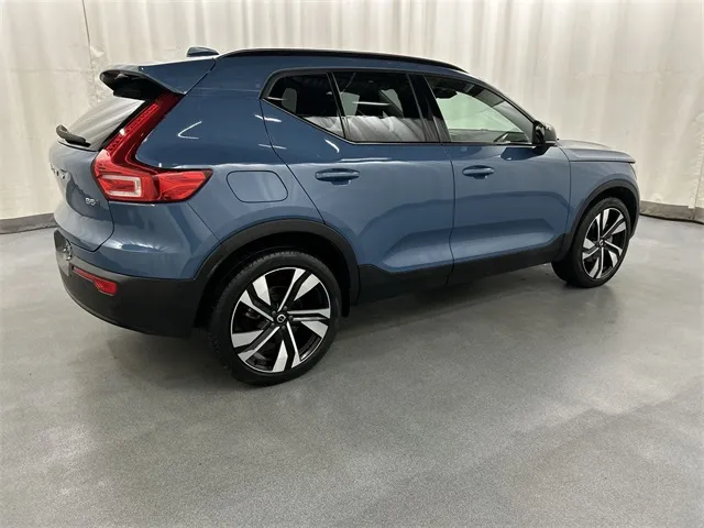 2023 Volvo XC40 view 4