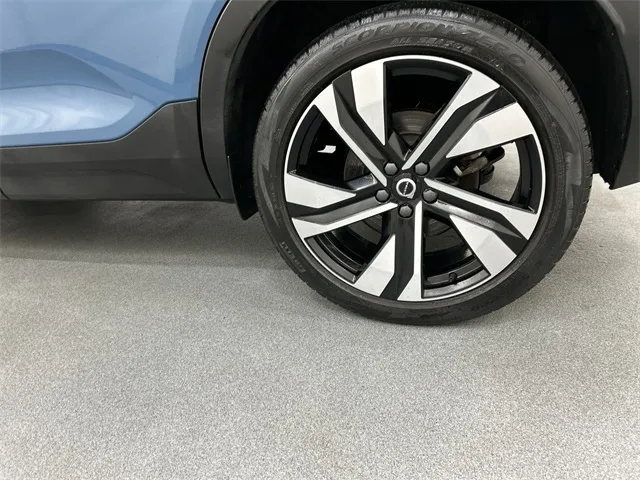 2023 Volvo XC40 view 5
