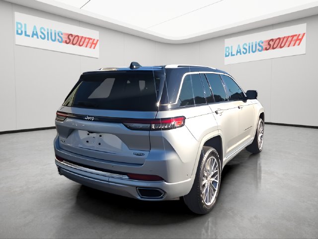 2023 Jeep Grand Cherokee view 3