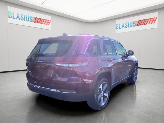 2023 Jeep Grand Cherokee view 3