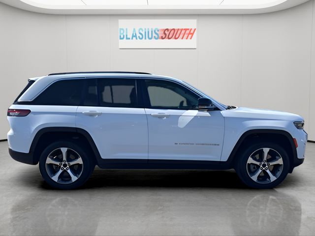2023 Jeep Grand Cherokee view 2