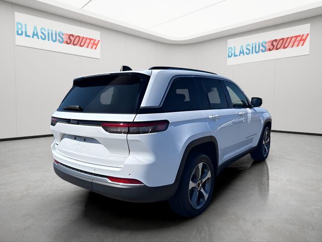 2023 Jeep Grand Cherokee view 3