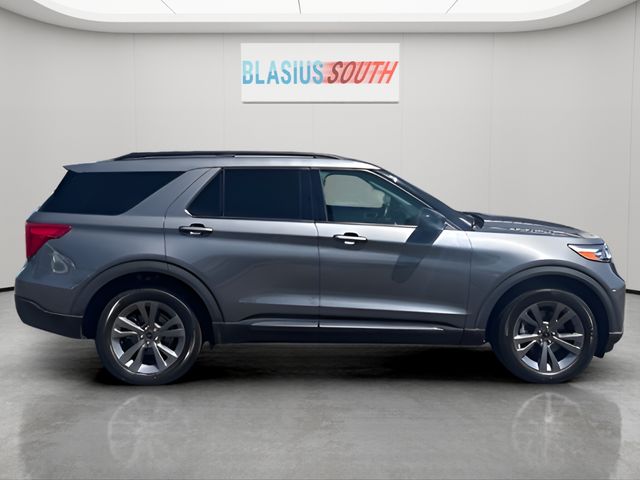 2023 Ford Explorer view 2