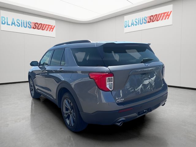 2023 Ford Explorer view 5
