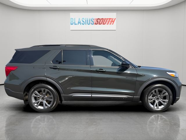 2023 Ford Explorer view 2