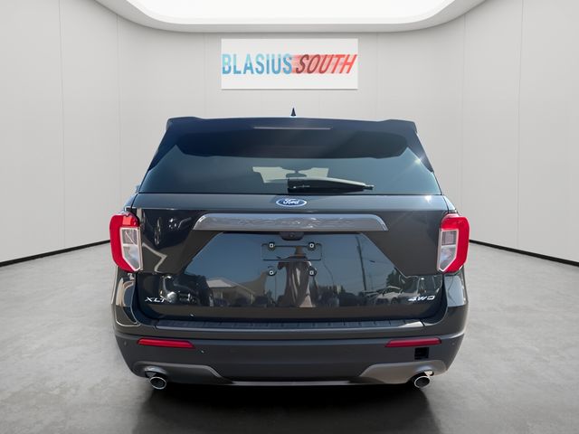 2023 Ford Explorer view 4
