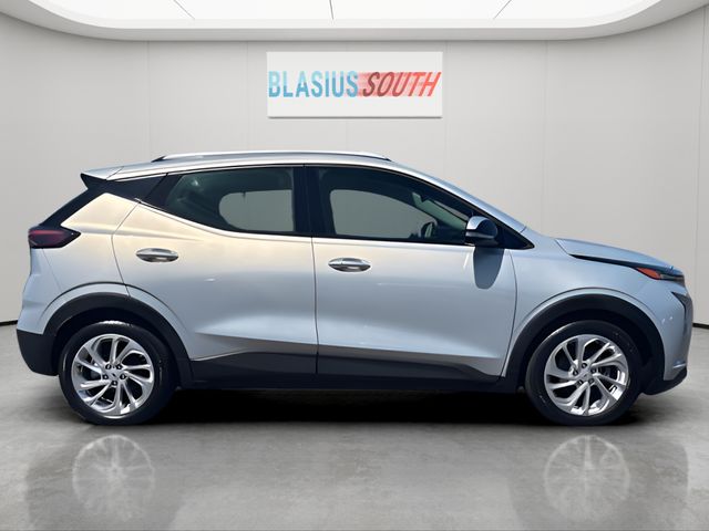 2022 Chevrolet Bolt EUV view 2