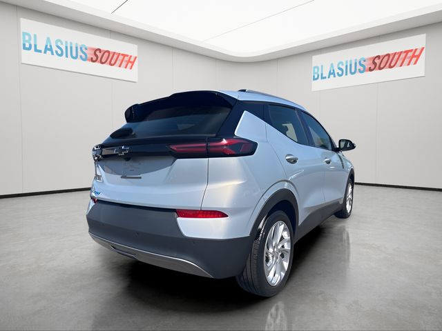 2022 Chevrolet Bolt EUV view 3