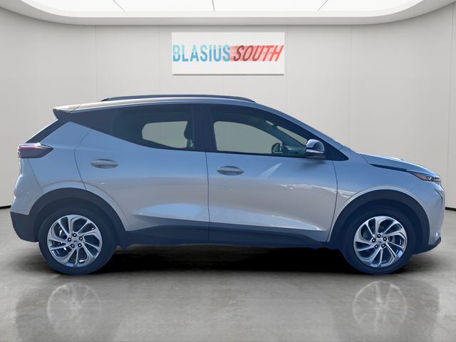 2023 Chevrolet Bolt EUV view 2