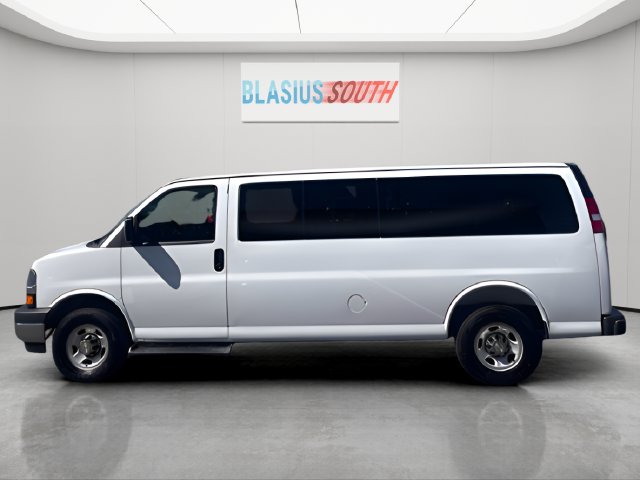 2025 Chevrolet Express 3500 view 4