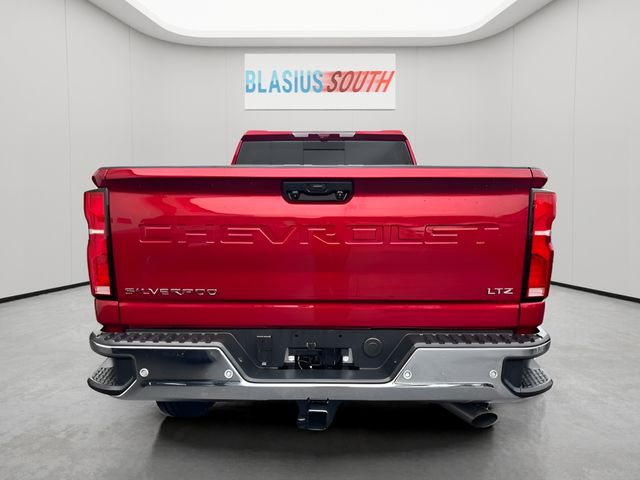 2025 Chevrolet Silverado 2500HD view 4