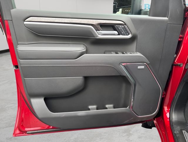 2025 Chevrolet Silverado 2500HD view 5