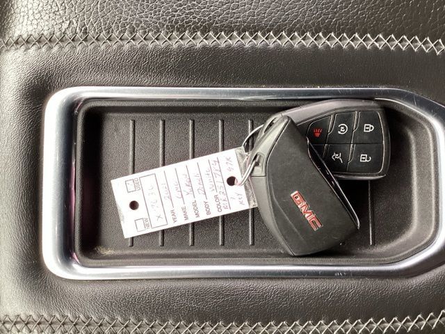 2021 GMC Yukon XL view 4