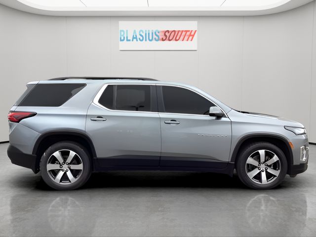 2023 Chevrolet Traverse view 2