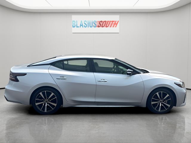 2023 Nissan Maxima view 2