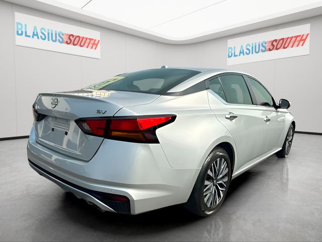 2023 Nissan Altima view 2
