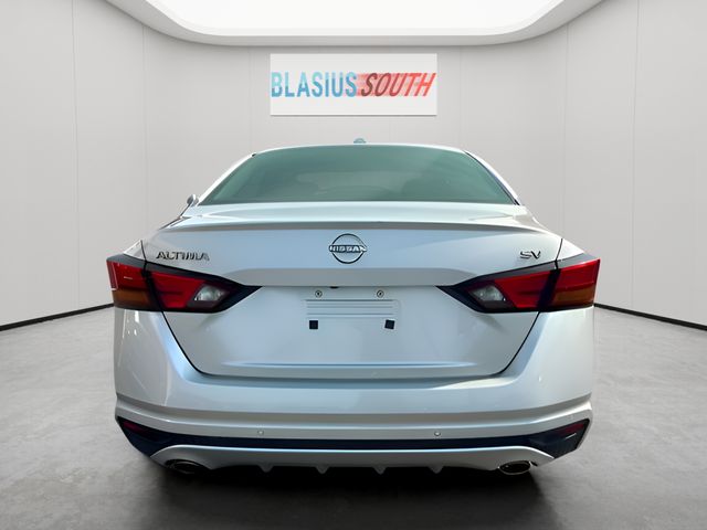 2023 Nissan Altima view 3