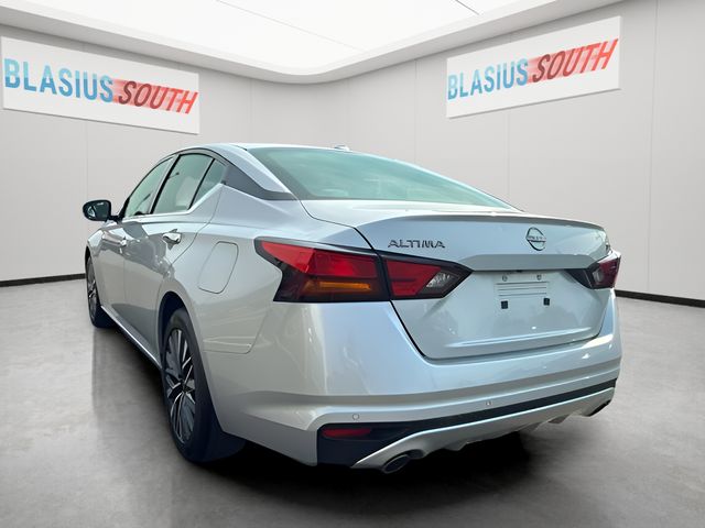 2023 Nissan Altima view 4