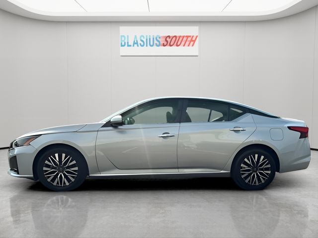 2023 Nissan Altima view 5