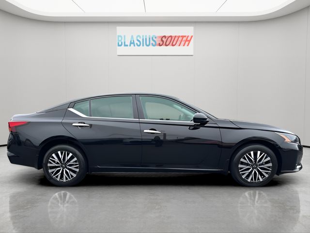 2023 Nissan Altima view 2
