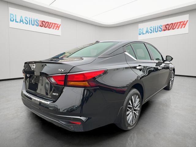 2023 Nissan Altima view 3