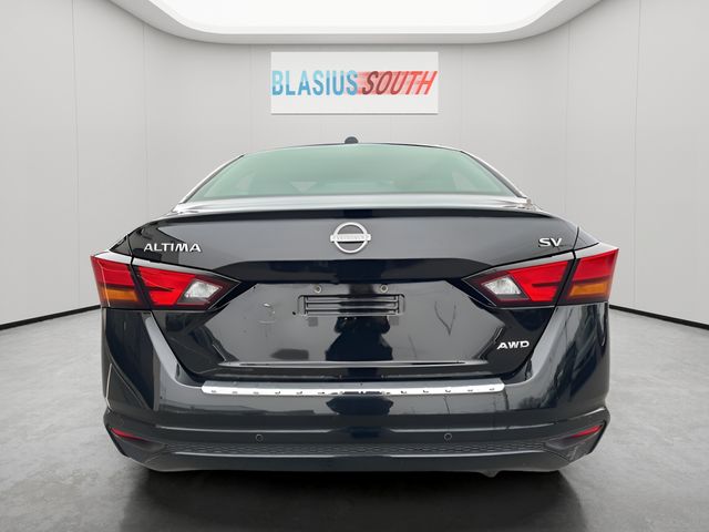 2023 Nissan Altima view 4