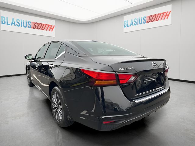 2023 Nissan Altima view 5
