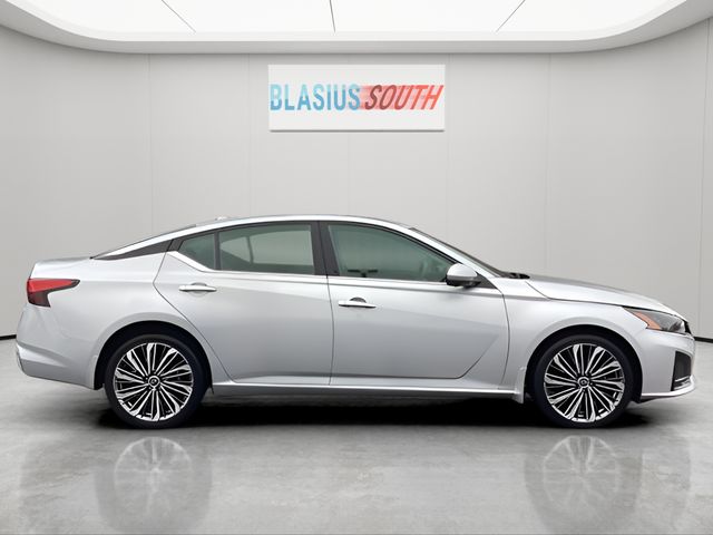 2023 Nissan Altima view 2
