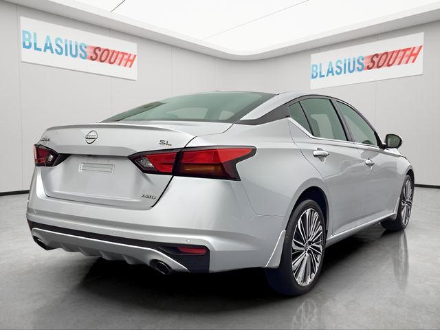 2023 Nissan Altima view 3