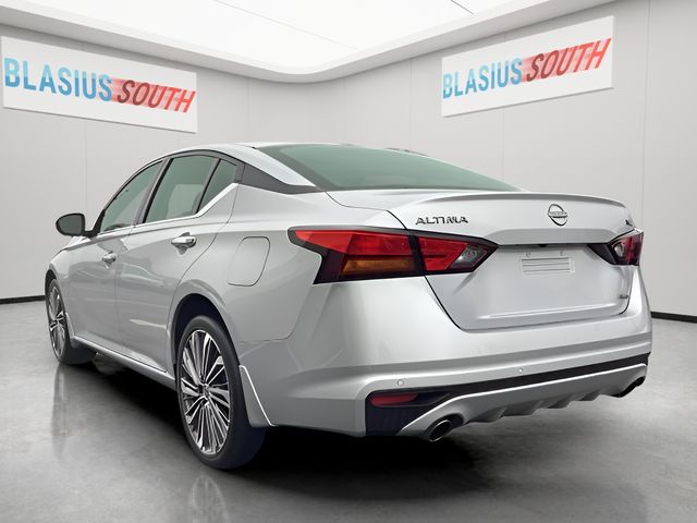 2023 Nissan Altima view 5