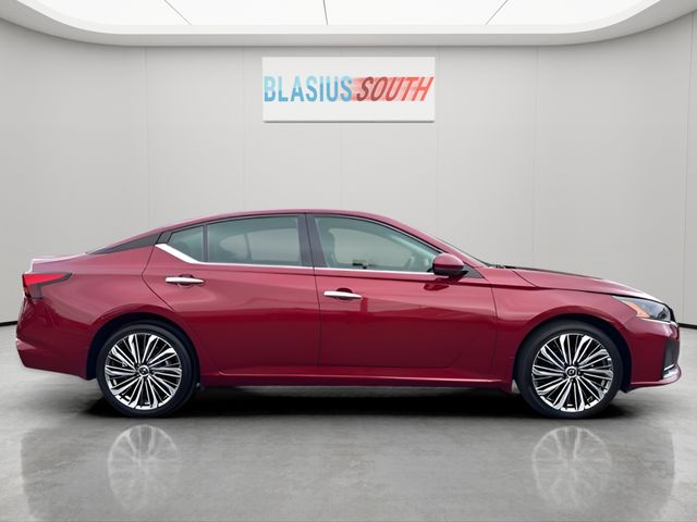 2024 Nissan Altima view 2