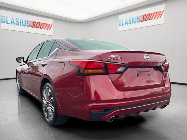 2024 Nissan Altima view 5