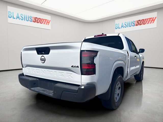 2023 Nissan Frontier view 3