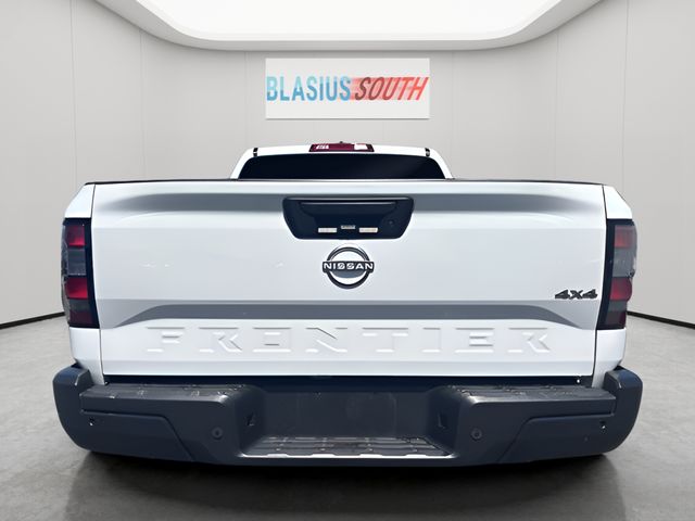 2023 Nissan Frontier view 4