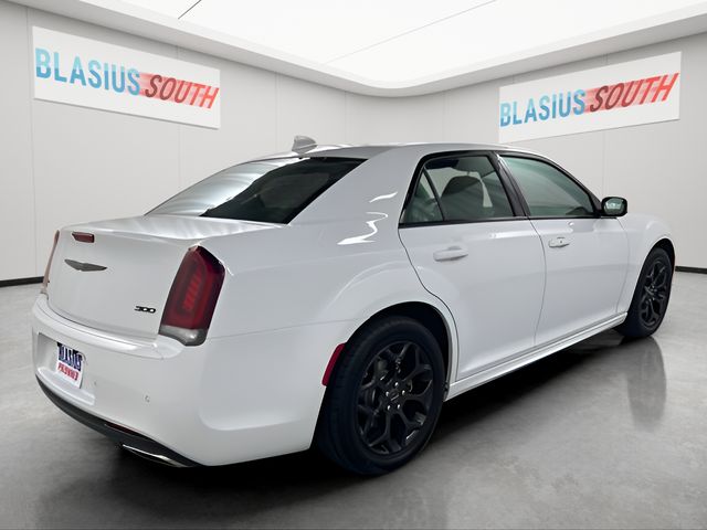 2023 Chrysler 300 view 3
