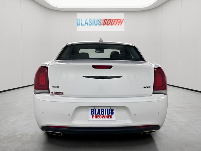 2023 Chrysler 300 view 4