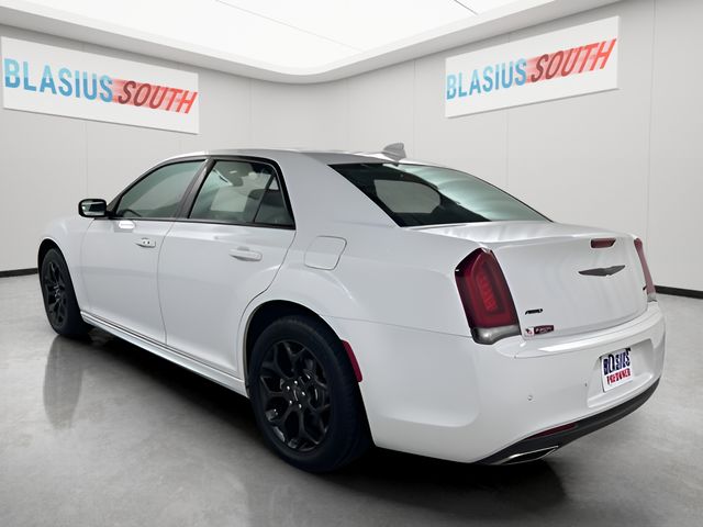 2023 Chrysler 300 view 5