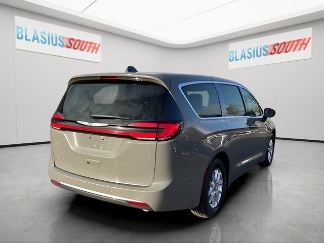 2023 Chrysler Pacifica view 3