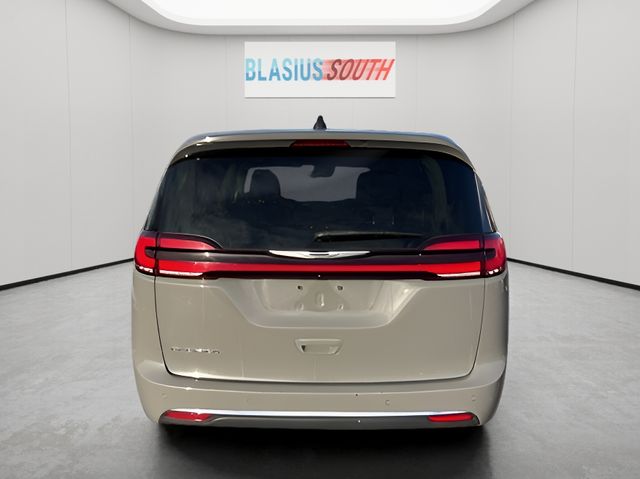 2023 Chrysler Pacifica view 4