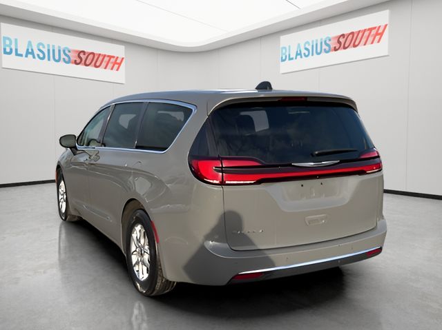 2023 Chrysler Pacifica view 5