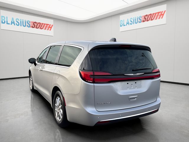 2024 Chrysler Pacifica view 5