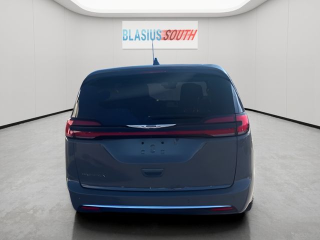 2025 Chrysler Pacifica view 4