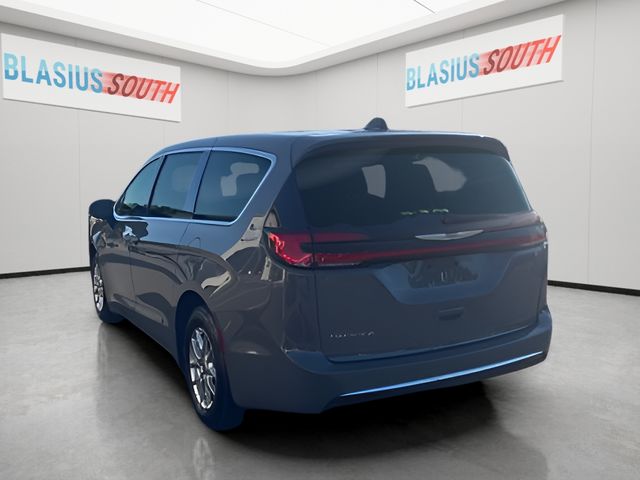 2025 Chrysler Pacifica view 5